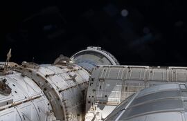 Fotografía cedida por la NASA de una instantánea tomada el día 6 de junio de 2024 desde una ventana donde se muestra en una parte el espacio y la nave espacial Starliner de Boeing en el puerto delantero del módulo Harmony en la Estación Espacial Internacional (EEI).
