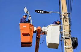 Ayer empezaron a cambiar las lumínicas del centro de Luque.