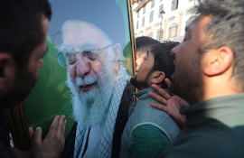 Musulmanes chiíes con un retrato del ayatolá Alí Jameneí durante una protesta contra el ataque de EE.UU. e Israel contra Irán, este domingo en Srinagar, India.