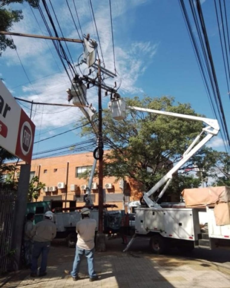 Funcionarios de la ANDE realizando trabajos programados.