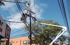 Funcionarios de la ANDE realizando trabajos programados.