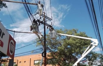 Funcionarios de la ANDE realizando trabajos programados.