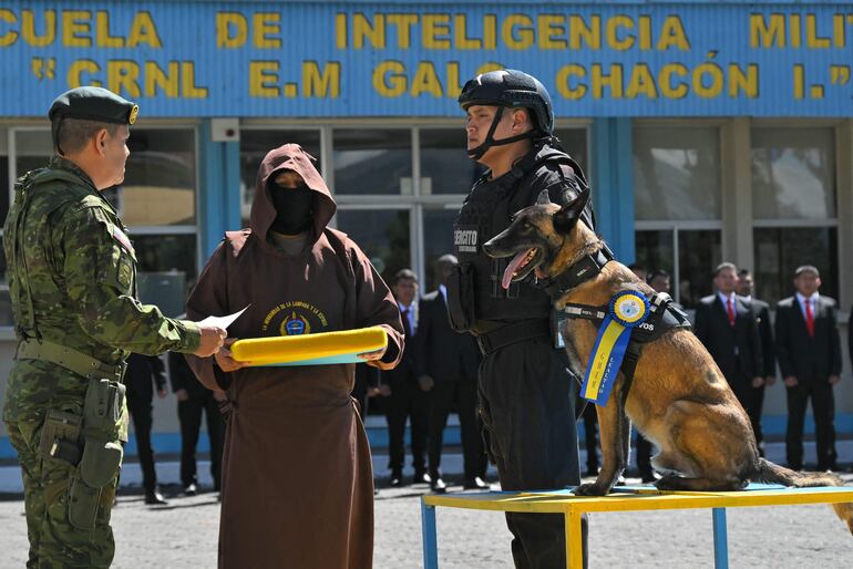 El soldado Byron Coronado y su perro Dayco también fueron condecorados.