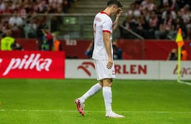 Robert Lewandowski, jugador de la selección polaca, abandona el campo debido a una lesión muscular en el amistoso frente a Turquía en el estadio Nacional de Varsovia, en Varsovia.