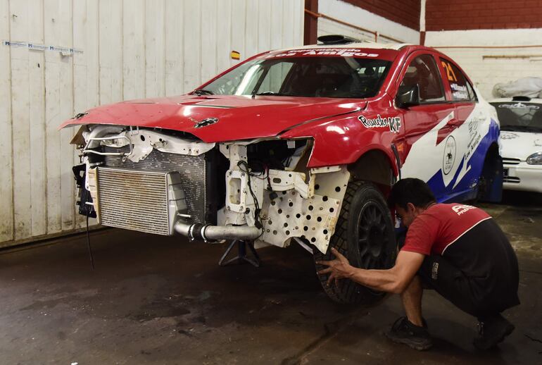 El Mitsubishi Lancer EVO X de Wilfried Klassen y Marco Méndez recibiendo los últimos retoques  para su presencia en el Transchaco Rally. El piloto del Chaco buscará ser protagonista en su casa, en una Clase bastante competitiva.