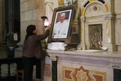 Una mujer ora frente a una imagen del papa Francisco para pedir por la salud del sumo pontífice este miércoles, en una iglesia en La Paz (Bolivia). EFE/ Luis Gandarillas