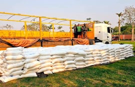El camionero paraguayo Adalberto David Ávalos Miranda (remera verde) custodiado por policías bolivianos, a bordo del camión en el que traía a nuestro país 100 kilos de cocaína debajo de una carga de sal.