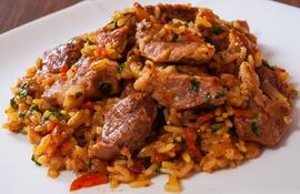 Cazuela de arroz con carne.