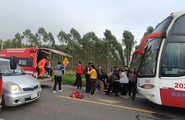 Un pasajero que fue despedido por el parabrisas de un transporte público sufrió un traumatismo de cráneo en Carapeguá.