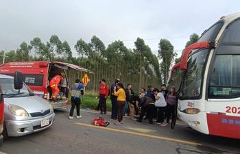 Un pasajero que fue despedido por el parabrisas de un transporte público sufrió un traumatismo de cráneo en Carapeguá.
