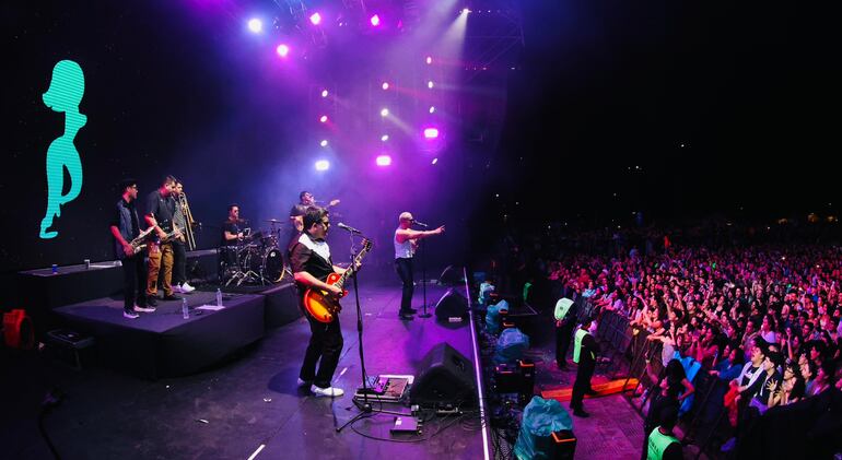Kchiporros animó al público presente en el Puerto de Asunción con sus éxitos y nuevas canciones.