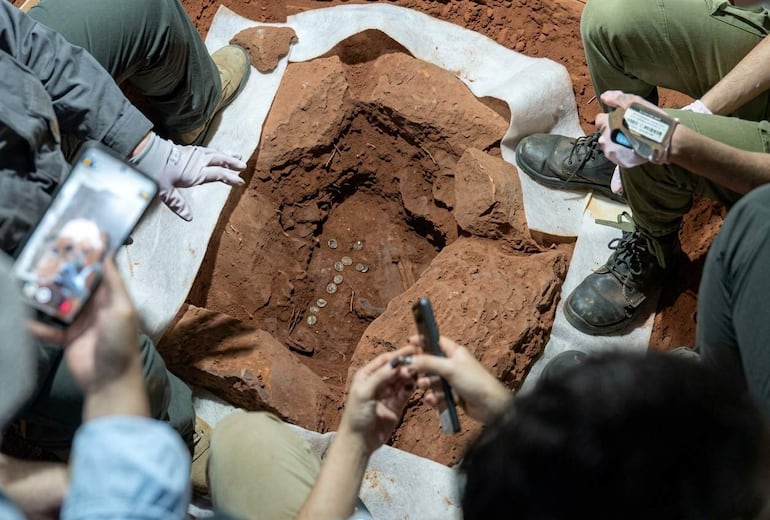 Los estudios numismáticos buscarán determinar la procedencia y antigüedad de las monedas halladas durante la restauración del templo.