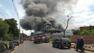 Bomberos de varias ciudades combaten las llamas de un gran incendio en una fábrica de colchones en San Lorenzo.