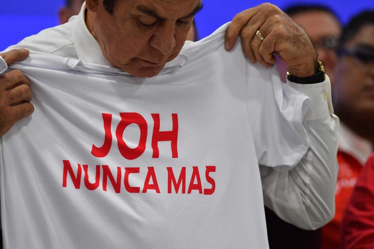 Salvador Nasralla, candidato presidencial de Honduras, con una camiseta que expresa su rechazo a Juan Orlando Hernández (JOH), condenado por narcotráfico en EE.UU.