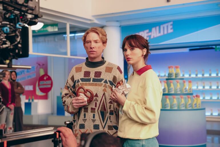 Domhnall Gleeson y Taylor Swift en una imagen del vídeo "Opalite".