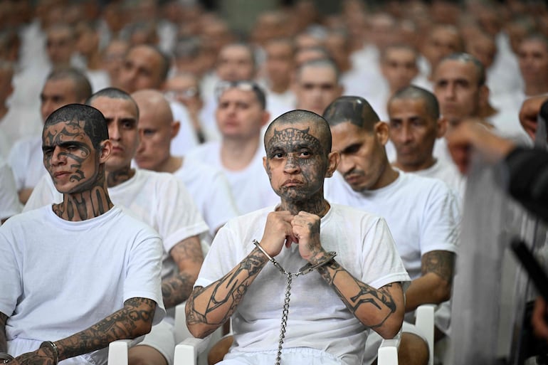Imagen difundida por el Gobierno salvadoreño en la que se observa a presuntos miembros de la pandilla Mara Salvatrucha (MS-13) durante el juicio masivo. 