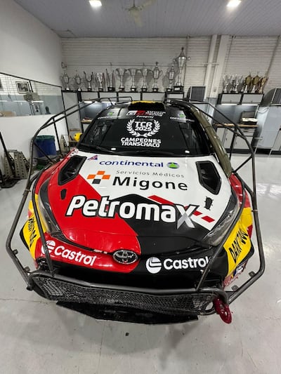 El Toyota de Gustavo Saba y José Luis Díaz con la insignia: “TCR 2025 Campeones Transchaco”.