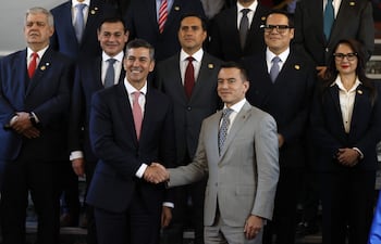 QUITO (ECUADOR), 29/07/2026.- El presidente de Ecuador, Daniel Noboa (c-d), saluda a su homólogo de Paraguay, Santiago Peña (c-i), durante una visita oficial este miércoles, en Quito (Ecuador). EFE/ José Jácome