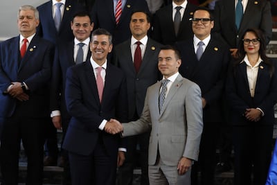 QUITO (ECUADOR), 29/07/2026.- El presidente de Ecuador, Daniel Noboa (c-d), saluda a su homólogo de Paraguay, Santiago Peña (c-i), durante una visita oficial este miércoles, en Quito (Ecuador). EFE/ José Jácome