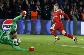 PARIS (France), 05/03/2025.- Harvey Elliott (R) of Liverpool scores the opening goal against PSG goalkeeper Gianluigi Donnarumma during the UEFA Champions League Round of 16, 1st leg soccer match between Paris Saint-Germain and Liverpool FC, in Paris, France, 05 March 2025. (Liga de Campeones, Francia) EFE/EPA/MOHAMMED BADRA