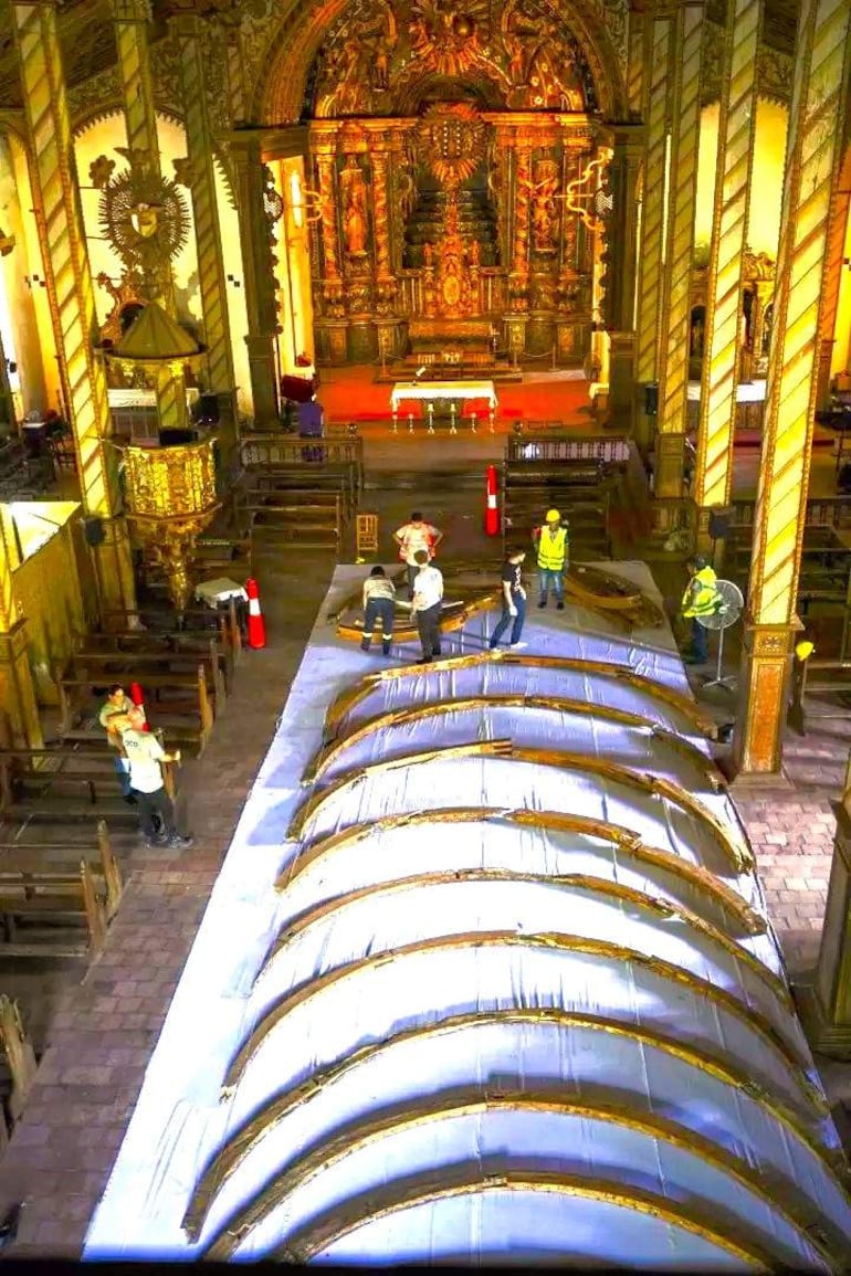 La estructura de madera de la sacristía del templo de Yaguarón está siendo restaurada.