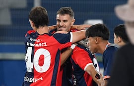 Los argentinos Pablo Vegetti e Ignacio Aliseda, jugadores de Cerro Porteño, festejan un gol en el partido frente a Sportivo Trinidense por la fecha 10 del torneo Apertura 2026 de la Primera División de Paraguay en el estadio La Nueva Olla, en Asunción, Paraguay.