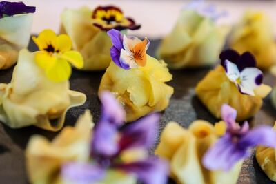 Un Toffe de mango y Salprieta elaborado por el chef ecuatoriano Juan Carlos Donoso, en Quito (Ecuador). Los Andes y sus misterios se han conjugado en una novedosa propuesta turística en Quito que fusiona la moda de alta costura y la nueva gastronomía ecuatoriana en un hotel de la capital de la Mitad del Mundo, convertido en un crisol de texturas, sabores y ambientes.