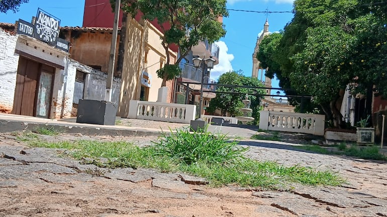 Itauguá: Paseo José Asunción Flores con yuyos, olor a orina y desechos fecales