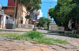 El Paseo José Asunción Flores de Itauguá está lleno de yuyos, olor a orina, y desechos de materia fecal.