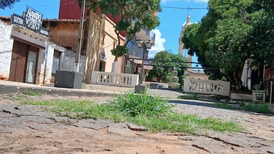 El Paseo José Asunción Flores de Itauguá está lleno de yuyos, olor a orina, y desechos de materia fecal.