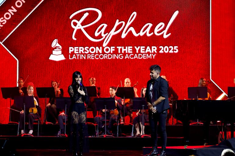 Los artistas españoles Aitana y Pablo López compartieron el escenario durante el homenaje a Raphael en Las Vegas.