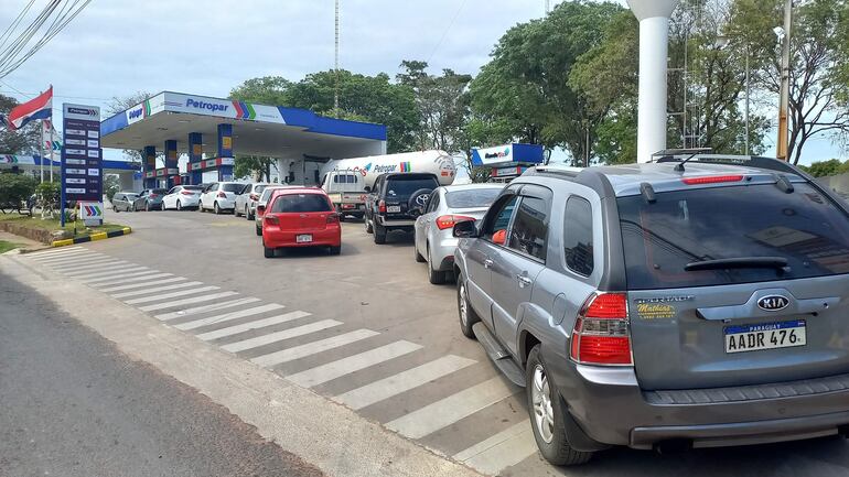 Conductores particulares aprovecharon la rebaja de los precios del diésel común y la nafta especial de 93 octanos en la planta de Petropar.