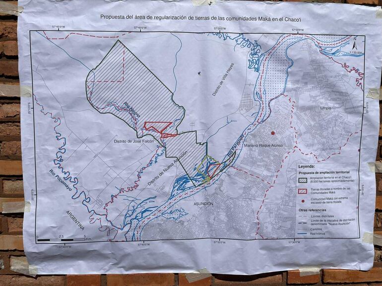 Mapa detallado sobre tierras de comunidades Maká, con líneas y leyendas en un espacio comunitario al aire libre.