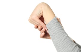 Manos de una mujer con hipermovilidad, un síntoma del síndrome de Ehlers-Danlos.