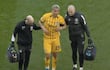 El paraguayo Diego Gómez, futbolista del Brighton, abandona el campo de juego con asistencia médica después de un golpe en la rodilla.