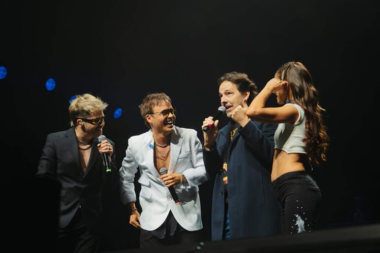 En Buenos Aires, los integrantes de Erreway compartieron un momento con el actor Fernan Mirás, quien interpretó al profesor Santiago Mansilla.