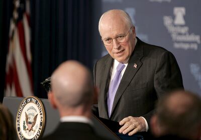  Fotografía de archivo del 23 de enero de 2008 del vicepresidente de Estados Unidos, Dick Cheney, hablando en Washington (Estados Unidos). El exvicepresidente Cheney, conocido como el "decisor" y el cerebro ejecutor durante la presidencia de George W. Bush de las guerras "para siempre" en Afganistán e Irak, falleció hoy a los 84 años de edad tras superar cinco infartos y un trasplante de corazón, marcó el devenir de EE.UU. como vicepresidente entre 2001 y 2009 y a la postre galvanizó un movimiento contra sus decisiones tanto entre los demócratas, que acabaron por encumbrar a Barack Obama como primer presidente negro; y los republicanos, que aborrecieron el intervencionismo exterior y en 2016 dieron su confianza a Donald Trump.  