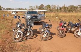 Dos avionetas, una camioneta, varias motocicletas, además de bidones de combustibles fueron incautadas, además de 700 kilos de cocaína, aproximadamente.