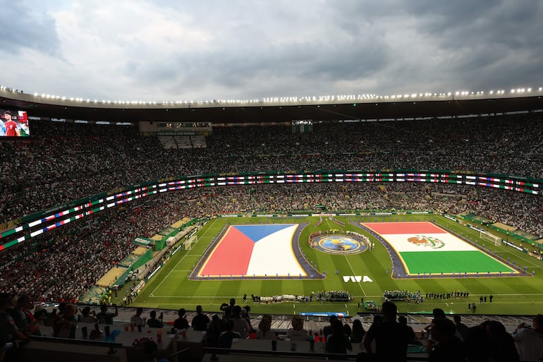 Fotografía que muestra las banderas de República Checa y México este miércoles, previo a un partido del grupo A del Mundial de la FIFA 2026 entre República Checa y México en el estadio Azteca en Ciudad de México (México).