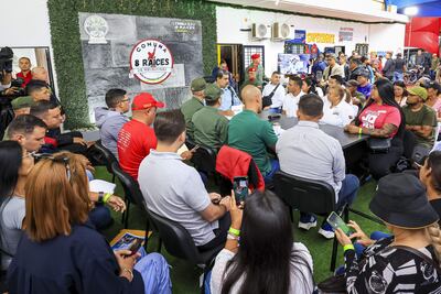  Fotografía cedida por Palacio de Miraflores que muestra al presidente de Venezuela, Nicolás Maduro, hablando durante un acto de gobierno este lunes, en Caracas (Venezuela). Maduro anunció que el próximo 23 de noviembre el país celebrará una cuarta consulta popular, en la que los ciudadanos de 5.336 comunidades registradas escogerán proyectos que serán financiados por el Estado. 