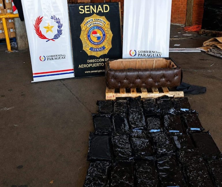 Paquetes de marihuana skunk dispuestos en un entorno de control aduanero, con carteles de la SENAD y el Gobierno del Paraguay visibles.