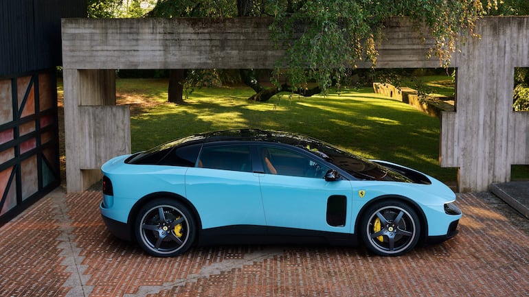 Esta imagen distribuida por el fabricante italiano de automóviles Ferrari el 25 de mayo de 2026 muestra el nuevo automóvil totalmente eléctrico de Ferrari llamado “Luce”, palabra italiana para “luz”, presentado por Ferrari en Roma el 25 de mayo.