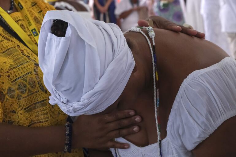 Mujeres devotas de lemanjá participan en una ceremonia religiosa en Río de Janeiro (Brasil). 