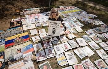 FOTODELDÍA AME510. CARACAS (VENEZUELA), 10/06/2026.- Una mujer sostiene un cartel este miércoles, en las inmediaciones de la Embajada de EE.UU. en Caracas (Venezuela). EFE/ Ronald Peña