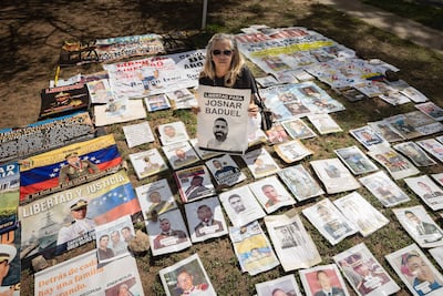 FOTODELDÍA AME510. CARACAS (VENEZUELA), 10/06/2026.- Una mujer sostiene un cartel este miércoles, en las inmediaciones de la Embajada de EE.UU. en Caracas (Venezuela). EFE/ Ronald Peña