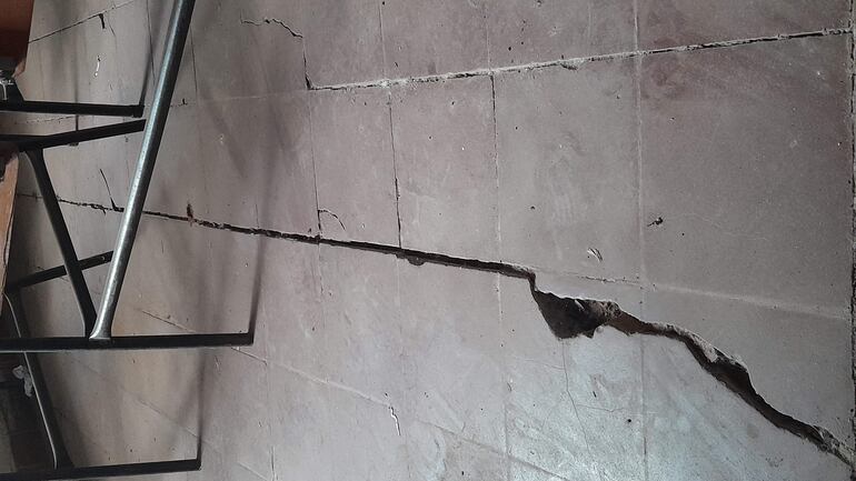 En estas condiciones se encuentra el piso de una de las salas clausuradas. Cada día de abre más y el edificio corre riesgo de desplomarse.