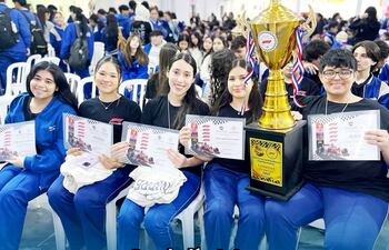 Integrantes de uno de los equipos femenino consagrado en las Olimpiadas de la Juventud 2025