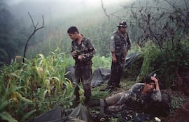 Soldados del Batallón Atlacatl se preparan para tomar posición contra guerrilleros del Ejército Revolucionario Popular, provincia de San Miguel, El Salvador, agosto de 1983. Getty.