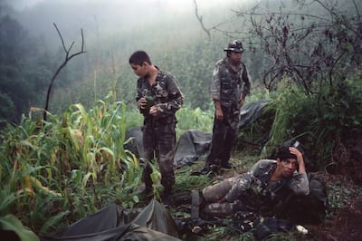 Soldados del Batallón Atlacatl se preparan para tomar posición contra guerrilleros del Ejército Revolucionario Popular, provincia de San Miguel, El Salvador, agosto de 1983. Getty.