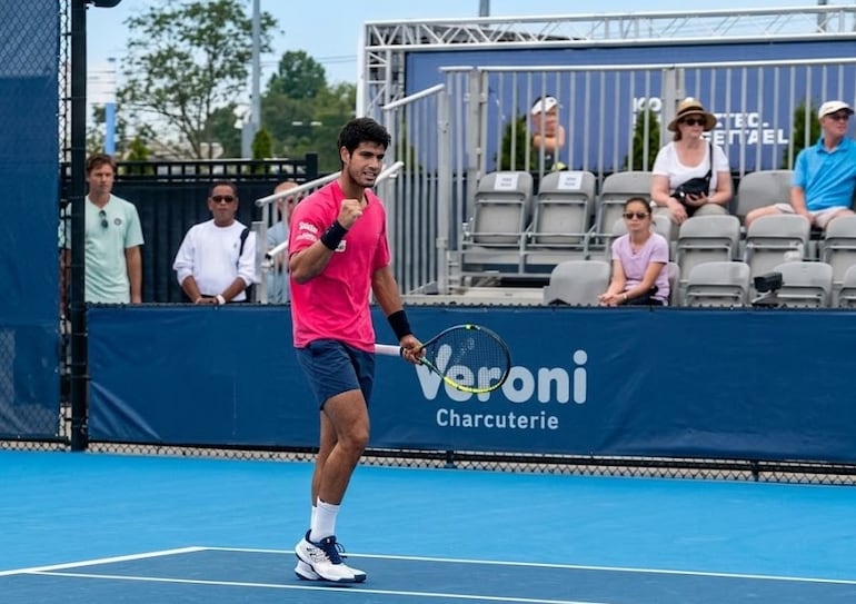 Dani Vallejo, en el festejo de su triunfo logrado sobre el francés Kyrian Jacquet en dos sets.